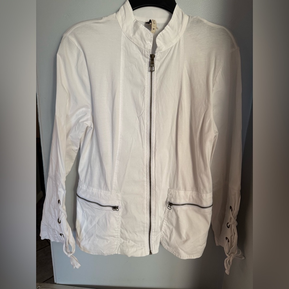 XCVI bright white zip up jacket- like new condition. Size M